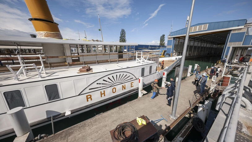 Nach zweijähriger Restaurierung: Der Genfersee-Dampfer "Rhône" verlässt das Dock in Lausanne.