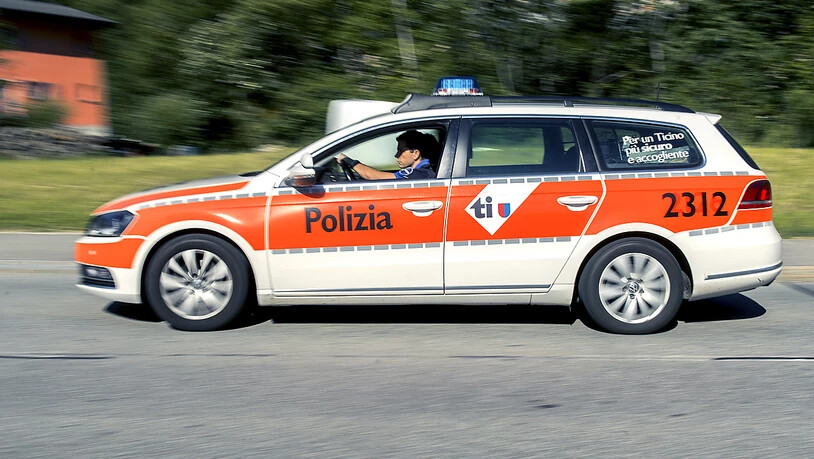 Die Kantonspolizei Tessin rückte nach einem Hinweis der Alarmzentrale zu einem Unfall im Gebiet von Colla nahe Lugano aus. Sie konnte nur noch den Tod eines Autofahrers feststellen, der in einem unwegsamen Gelände verunfallt war. (Archivbild)