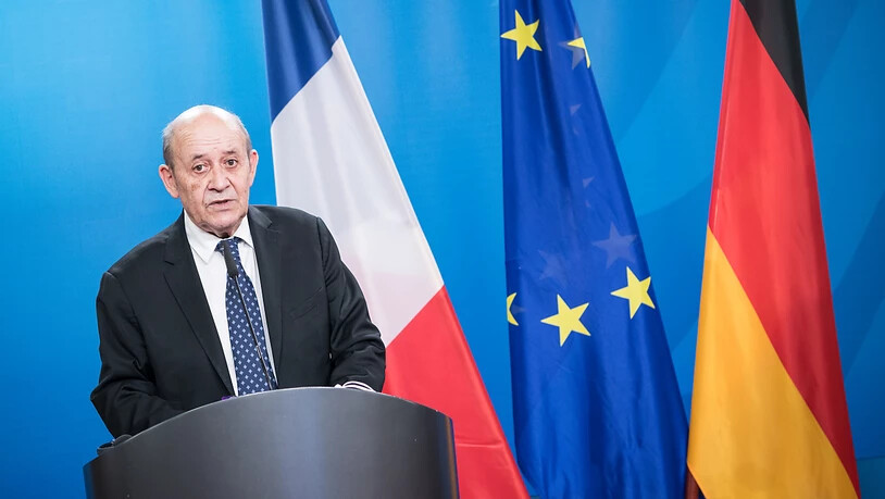 FILED - Frankreichs Außenminister Jean-Yves Le Drian spricht während einer Pressekonferenz. Frankreich stellt sich hinter die Forderung der Wirtschaftsgemeinschaft Ecowas nach planmäßigen Wahlen in Mali. Es habe Priorität, dass die Wahlen unter den…
