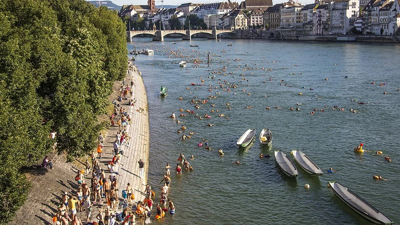 Badeplausch am Rhein in Basel: 81,5 Prozent aller im Jahre 2020 analysierten Schweizer Badegewässer haben gemäss einer EU-Studie eine "genügende" bis "ausgezeichnete" Wasserqualität. (Archiv)