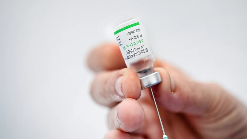 ARCHIV - Ein Mitarbeiter des Gesundheitswesens bereitet eine Dosis des Corona-Impfstoffs Sinovac während einer Impfung für medizinisches Personal vor, das in privaten Kliniken arbeitet. Die Weltgesundheitsorganisation (WHO) hat einem zweiten chinesischen…