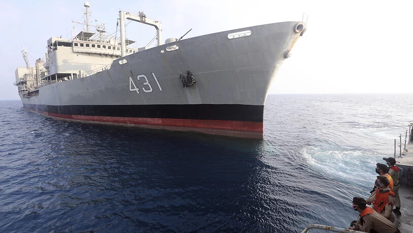 Das Unterstützungsschiff "Kharg", das größte Kriegsschiff der iranischen Marine, fing Feuer und sank im Golf von Oman unter unklaren Umständen. Dies berichteten halbamtliche Nachrichtenagenturen. Foto: Uncredited/Iranian Army/AP/dpa Foto: Uncredited…