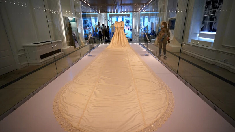 Das Hochzeitskleid mit der spektakulären langen Schleppe von Diana, Prinzessin von Wales. Foto: Yui Mok/PA Wire/dpa