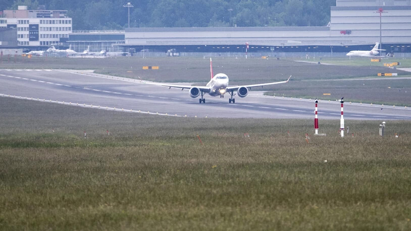 Der Betrieb auf dem Zürcher Flughafen soll pünktlicher und sicherer werden. Im Bild eine Maschine beim Start auf der Piste 14/32, die 280 Meter verlängert werden soll.