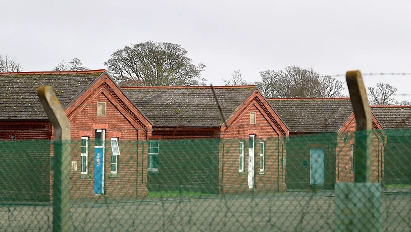 ARCHIV - In den Napier-Baracken in der Grafschaft Kent sind übergangsweise Flüchtlinge untergebracht worden. Nun hat die britische Regierung vor Gericht gegen sechs Geflüchtete verloren - die Baracken in entsprächen nicht den Minimalstandards. Foto:…
