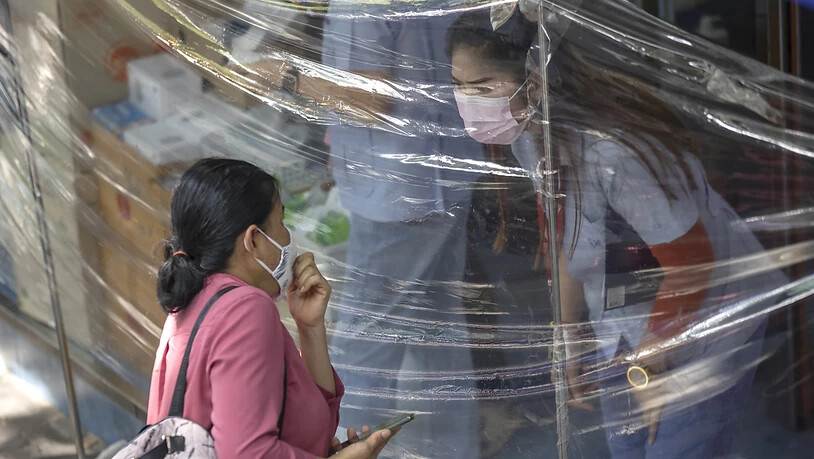 ARCHIV - Neidisch blickte die Welt bis vor kurzem auf Teile Südostasiens, wo die Corona-Pandemie scheinbar nie richtig ausgebrochen war - das ist jetzt anders. (Bild aus Bangkok) Foto: Sakchai Lalit/AP/dpa