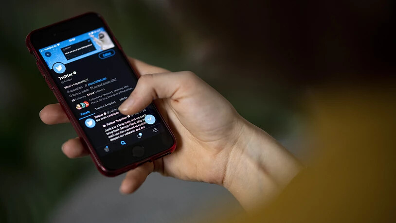 PRODUKTION - Auf dem Bildschirm eines Smartphones sieht man die geöffnete Twitter-App. In Nigeria wurde aufgrund einer Regierungsanweisung der Zugang zu dem Kurznachrichtendienst gesperrt. Foto: Fabian Sommer/dpa