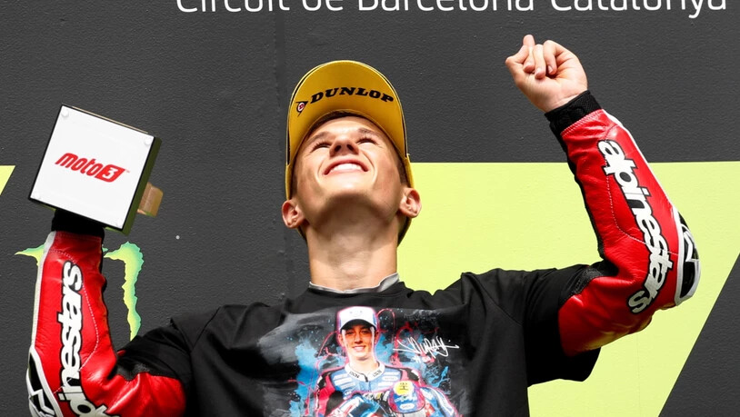 In Gedenken an den verstorbenen Moto3-Fahrer Jason Dupasquier: Der sonntägliche Rennsieger Sergio Garcia trägt auf dem Podium ein T-Shirt mit dem Konterfei des Schweizers