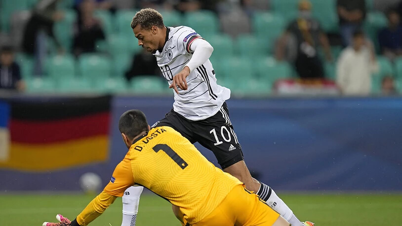 Deutschlands Lukas Nmecha umspielt den portugiesischen Torhüter Diogo Costa und erzielt das 1:0 im Final der U21-EM