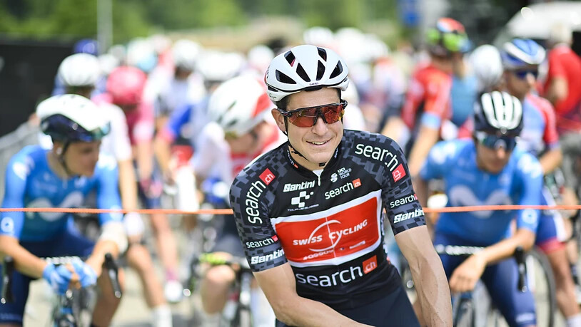 Claudio Imhof vom Swiss Cycling Team wartet am Mittwoch in St. Urban darauf, dass die Etappe nach Gstaad losgeht