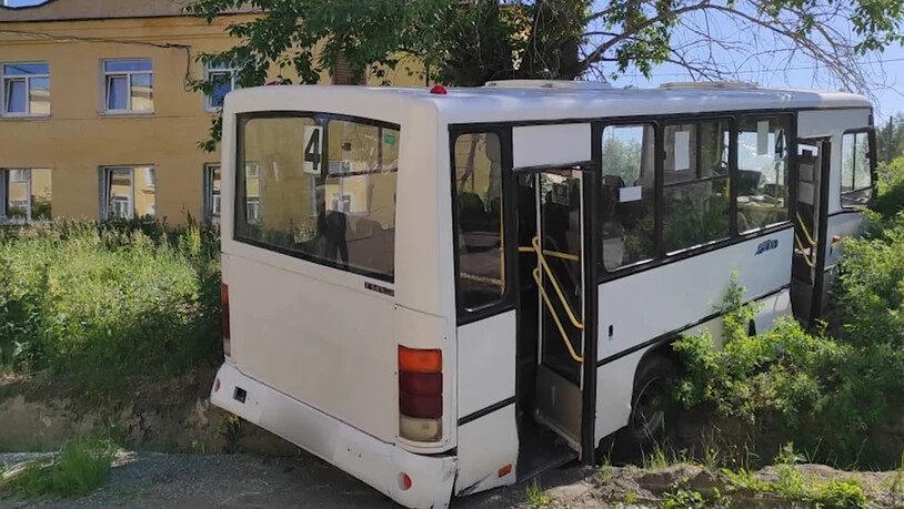 HANDOUT - Das Standbild aus einem Video zeigt den Bus, der zuvor aufgrund defekter Bremsen in eine Haltestelle mit wartenden Menschen gefahren war. Sechs von ihnen starben. Fünf weitere Menschen wurden bei dem Unglück  verletzt, wie die Ermittler…
