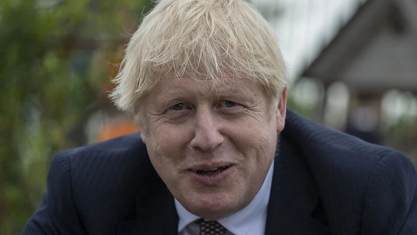 Großbritanniens Premierminister Boris Johnson lächelt bei dem Besuch einer Grundschule. Foto: Jack Hill/The Times/PA Wire/dpa