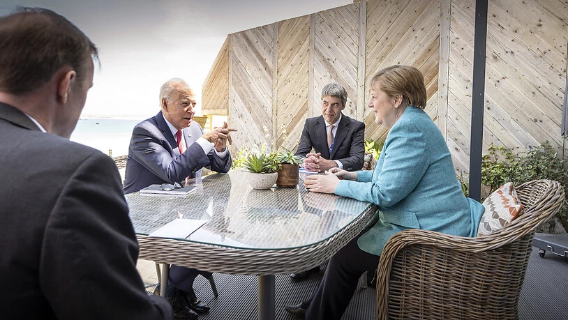 HANDOUT - Bundeskanzlerin Angela Merkel (CDU) und US-Präsident Joe Biden (2.v.l.) sitzen zu Beginn ihres Gesprächs am Rande des G7-Gipfels mit ihren außenpolitischen Beratern Jan Hecker (2.v.r.) und Jake Sullivan (l) zusammen. Foto: Guido Bergmann…