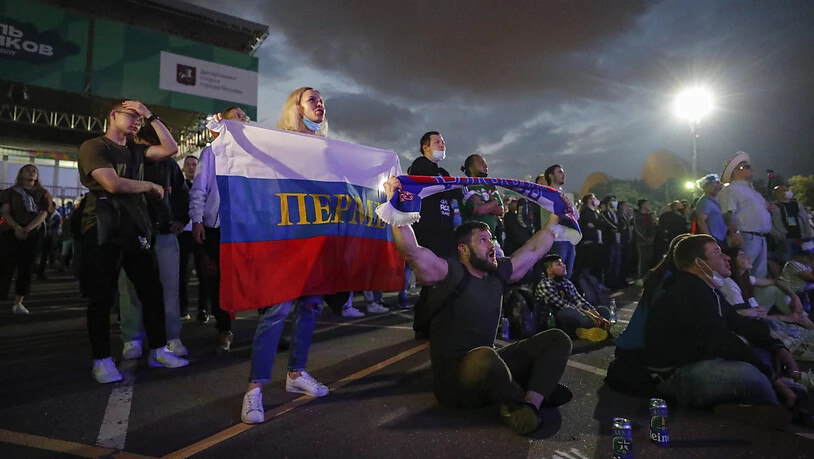 Russische Fans fiebern in einer Fanzone in Moskau mit