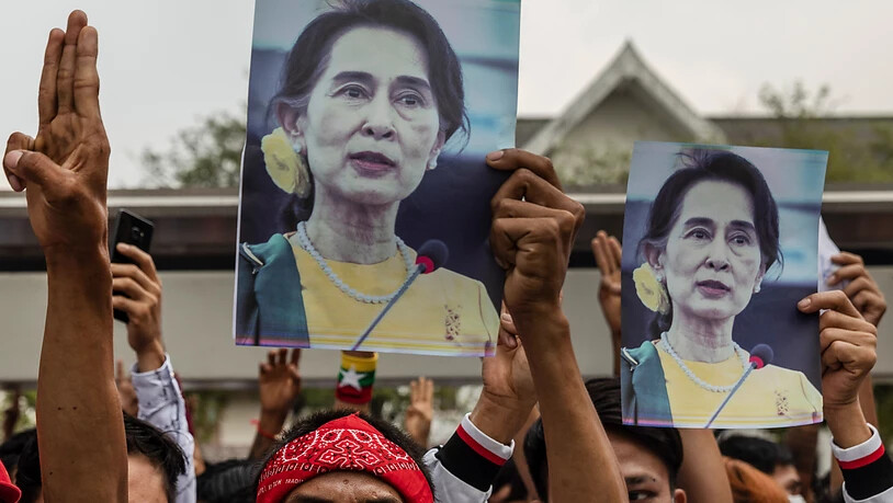 ARCHIV - Demonstranten halten während eines Protests gegen den Militärputsch in Myanmar Bilder von Aung San Suu Kyi. Foto: Andre Malerba/ZUMA Wire/dpa
