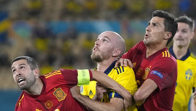 Harter Kampf: der Schwede Marcus Danielson (Mitte) gegen die Spanier Jordi Alba (links) und Rodri