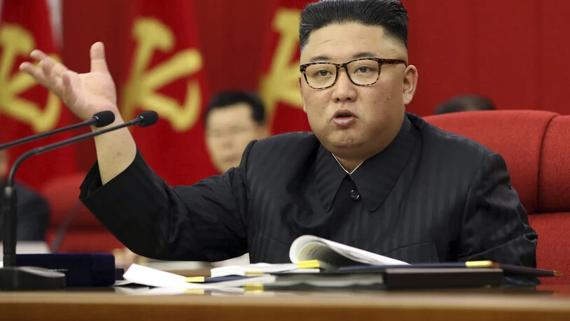 Auf diesem von der nordkoreanischen Regierung zur Verfügung gestellten Foto spricht Nordkoreas Führer Kim Jong Un während einer Versammlung der Arbeiterpartei in Pjöngjang. Foto: Uncredited/KCNA via KNS/dpa