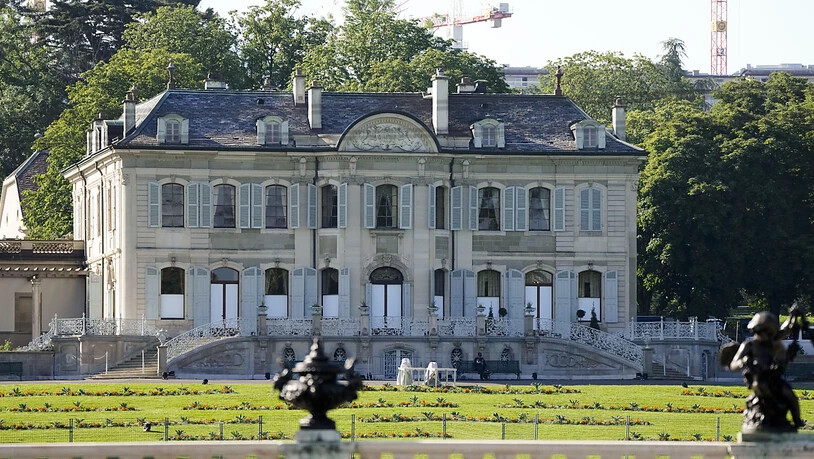Der Gipfeltreffen findet in der Villa la Grange am Genfersee statt. In dem Anwesen aus dem 18. Jahrhundert wurden extra temporäre Kühlungsgeräte installiert. Denn es werden Temperaturen von über 30 Grad erwartet.