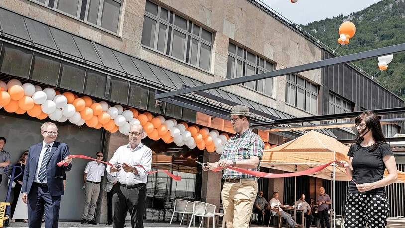 Am Mittwoch hat die Migros an einem PR-Anlass das frisch umgebaute Glärnisch-Zentrum beim Bahnhof Glarus vorgestellt. Seit Donnerstag feiert der Migros-Glarus seine Wiedereröffnung mit gratis Eiscreme und Sonderangeboten. Diese Einweihung dauert bis und mit Sonntag. 