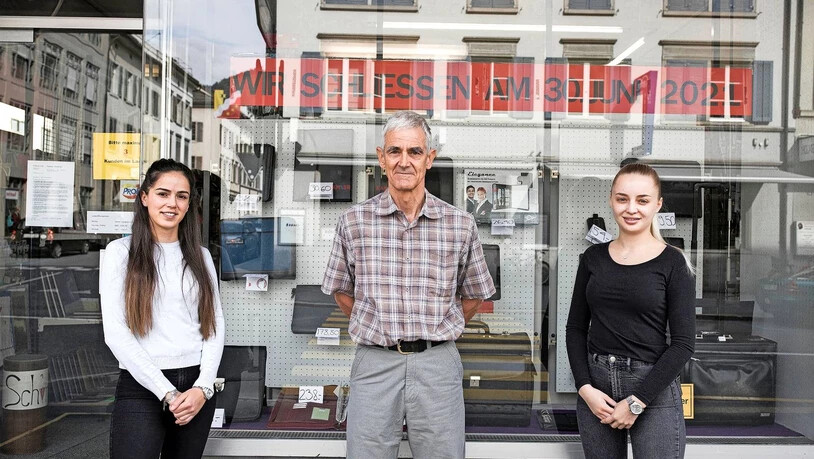 Nur noch wenige Tage im Laden anzutreffen: Geschäftsinhaber Ruedi Freuler und seine beiden Mitarbeitenden geben die Papeterie an der Hauptstrasse in Glarus Ende Juni auf.