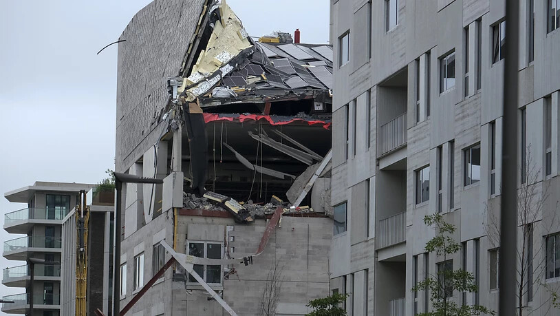Blick auf ein eingestürztes Gebäudes auf einer Baustelle in der Jos Smolderenstraat im Stadtteil Nieuw Zuid. Nach dem Einsturz einer im Bau befindlichen Grundschule in der belgischen Hafenstadt Antwerpen fanden die Suchtrupps im Laufe des Samstags…