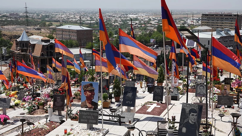 Die Gräber von armenischen Soldaten, die im Herbst im Krieg mit Aserbaidschan um die Konfliktregion Berg-Karabach gestorben sind, auf dem Militärfriedhof der Stadt. Foto: Ulf Mauder/dpa