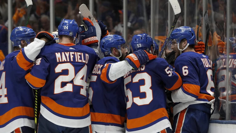 Die Spieler der New York Islanders feiern den zweiten Sieg und den Ausgleich in der Serie gegen die Lightning