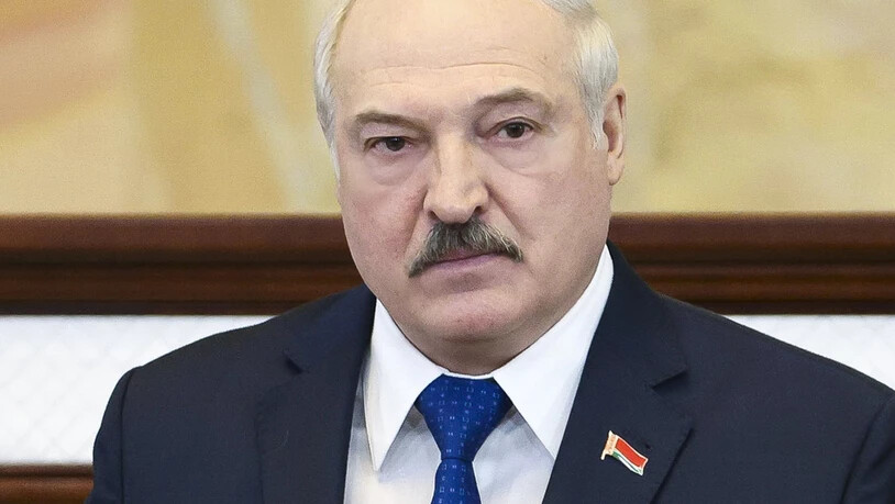 Der Präsident von Belarus Alexander Lukaschenko spricht vor dem Parlament in Minsk. Die EU-Staaten haben sich auf ein umfangreiches neues Sanktionspaket gegen Unterstützer des belarussischen Machthabers Alexander Lukaschenko verständigt. Foto: Sergei…