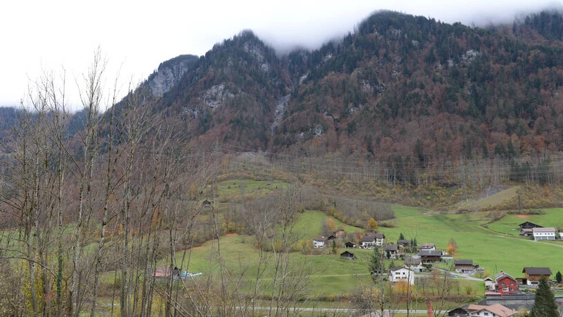 Gefahrenzone: Seit einem Felssturz im Sommer 2020 ist die Erlenrunse bei Rüti mit tausenden Kubikmetern Schutt gefüllt. Dieser könnte bei Starkregen ins Wohnquartier Hueb gespült werden.
