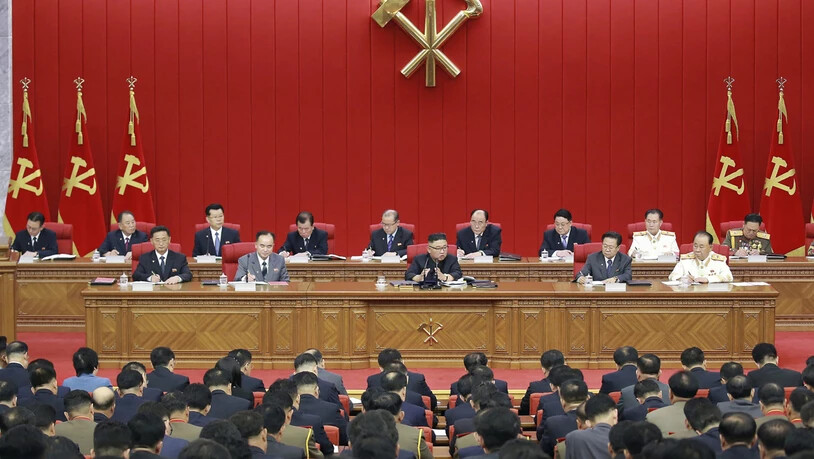 Nordkoreas Führung um Kim Jong Un während einer Versammlung der Arbeiterpartei in Pjöngjang. Foto: Uncredited/KCNA via KNS/dpa