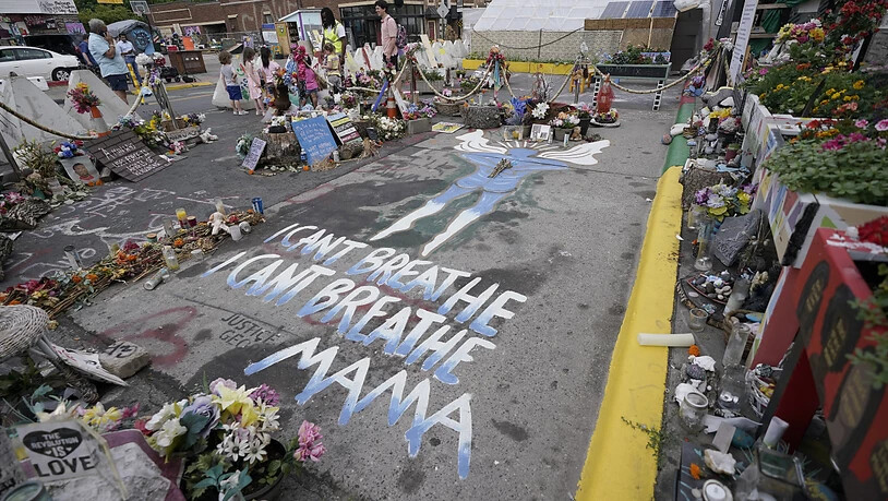 Blick auf die Stelle, wo George Floyd  von dem damaligen Minneapolis Polizisten Derek Chauvin getötet wurde. Foto: Julio Cortez/AP/dpa