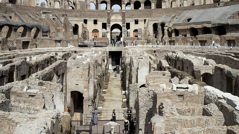 Besucher stehen im neuen Gänge-System des Kolosseums. Künftig kann das unterirdische Innenleben des antiken Amphitheaters besichtigt werden. Foto: Roberto Monaldo/LaPresse via ZUMA Press/dpa