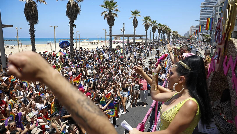 Teilnehmende winken bei der jährlichen Pride Parade von einem fahrenden Wagen aus den Zuschauerinnen und Zuschauern zu. Zehntausende haben bei der Gay-Pride-Parade in Tel Aviv gefeiert und gleiche Rechte für Schwule, Lesben, Bi- und Transsexuelle …