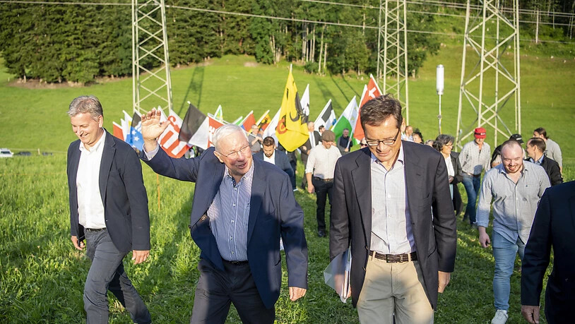 Die SVP-Grössen Marco Chiesa, Christoph Blocher und Roger Köppel (von links) beim Einmarsch zu einer SVP-Feier zum Ende des EU-Rahmenabkommen am Samstag in Morschach. (KEYSTONE/Urs Flueeler).