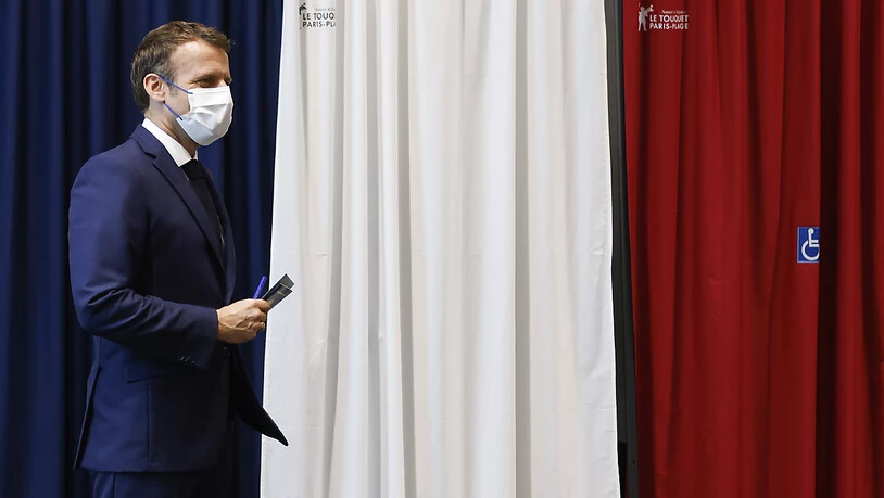 Emmanuel Macron, Präsident von Frankreich, verlässt die Wahlkabine in einem Wahllokal. Foto: Ludovic Marin/POOL AFP/AP/dpa