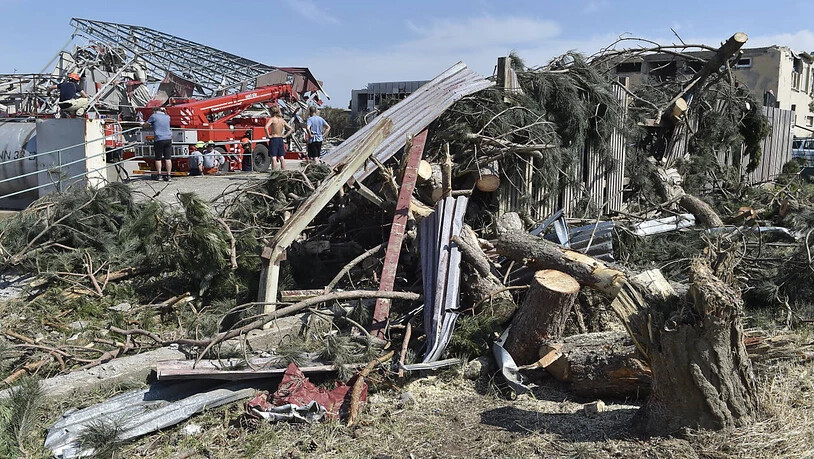 Feuerwehrleute beseitigen Trümmer nach dem verheerenden Tornado im Südosten Tschechiens. Foto: ?álek Václav/CTK/dpa