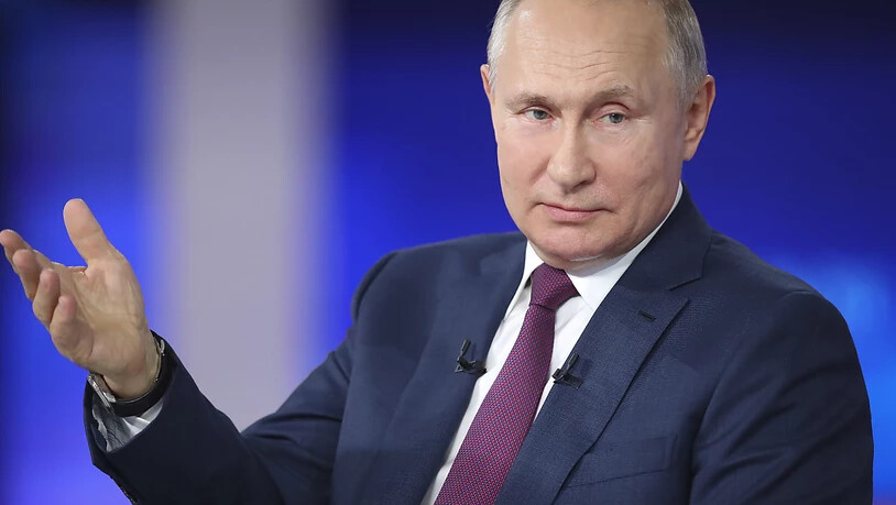 Der russische Präsident Wladimir Putin tritt in der Fernsehsendung «Der direkte Draht» auf. Während der im Staatsfernsehen übertragenen Sendung hat Putin am Mittwoch das Geheimnis um seine Impfung gelüftet. Er habe sich im März mit dem russischen…
