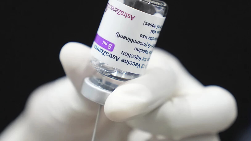 ARCHIV - Eine Dosis des Corona-Impfstoffs von AstraZeneca wird vorbereitet. Der Schutz des Astrazeneca-Impfstoffs vor Covid-19 wird bei einem längeren Abstand zwischen erster und zweiter Dosis laut einer aktuellen Studie der Universität Oxford nicht…