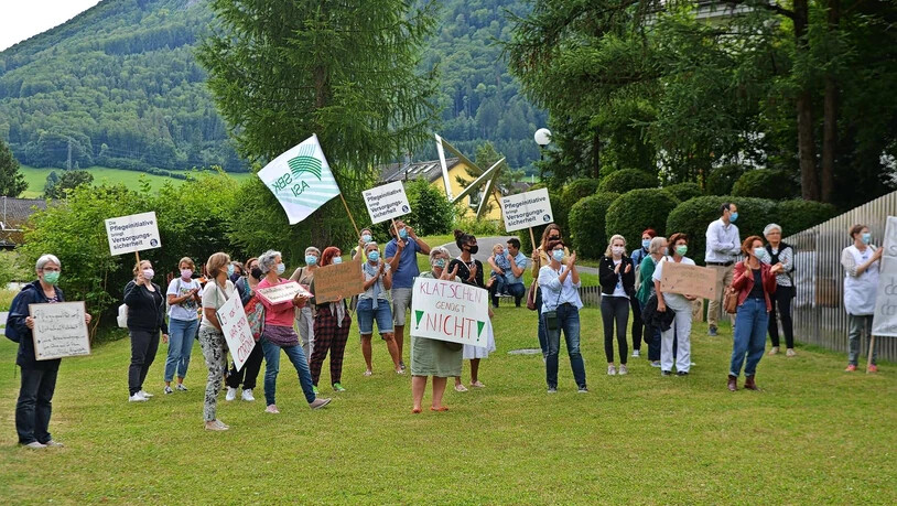 Ein emotionaler Moment: Die Teilnehmenden am «Walk of Care» applaudieren dem Spitalpersonal – dieses erwidert den Applaus umgehend.