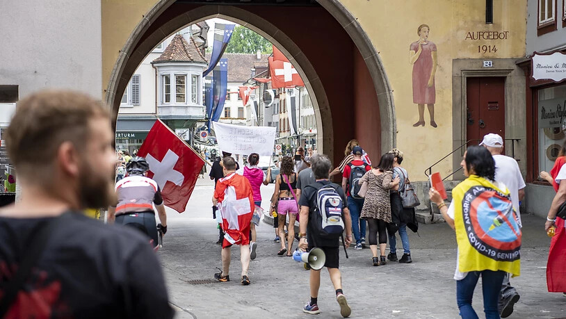 Rund 50 Personen versammelten sich zu einer unbewilligten Demonstration gegen die Corona-Massnahmen in der Altstadt von Aarau.