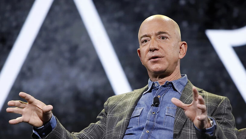Aus dem Bücher-Versand ins Weltall: Jeff Bezos gibt am Montag die Leitung von Amazon ab - er hatte das Unternehmen vor 27 Jahren als Bücher-Versand gegründet. Sein nächstes Ziel - das Weltall: Am 20. Juli will er mit seinem Raumfahrtunternehmen Blue…