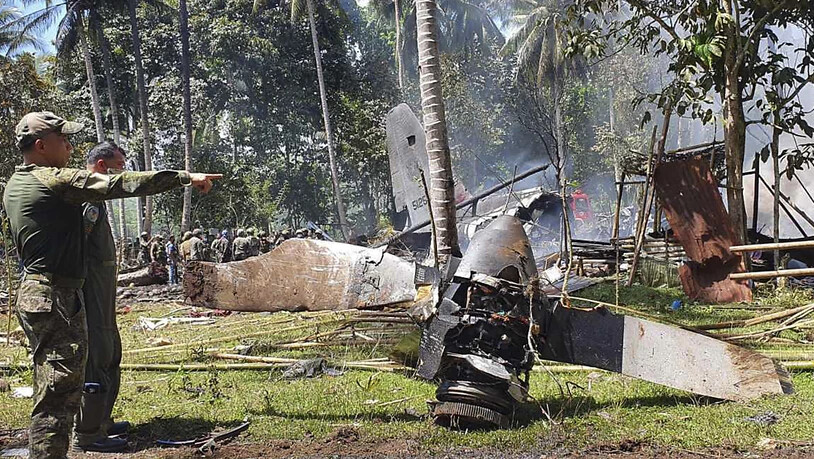 Auf diesem von der Joint Task Force - Sulu veröffentlichten Foto sind Teile einer Lockheed C-130 Hercules an der Absturzstelle in der Stadt Patikul in der Provinz Sulu im Süden der Philippinen zu sehen. Foto: Uncredited/Joint Task Force-Sulu/dpa -…