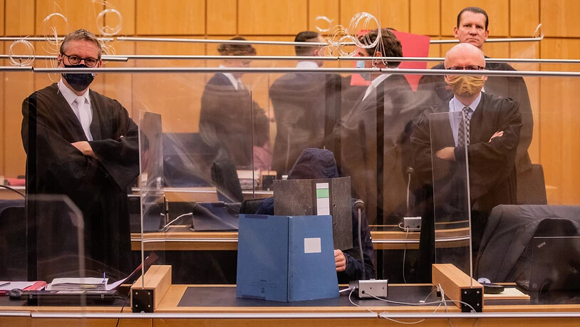 ARCHIV - Der damals 27-Jährige Hauptangeklagte (vorne), seine Mutter (ganz hinten links) und ein dritter Angeklagter (roter Hefter) sitzen im Gerichtssaal. Im Missbrauchskomplex von Münster soll der Hauptangeklagte wegen schweren sexuellen Missbrauchs…
