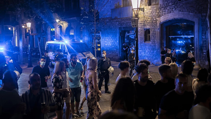 Stadtpolizisten patrouillieren am frühen Morgen in einem beliebten Partyviertel in der Innenstadt Barcelonas. Foto: Joan Mateu/AP/dpa