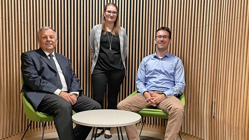 Zwei neue im Vorstand: Der Präsident der Glarner Krankenversicherung, Hansruedi Zopfi (links), begrüsst die frisch gewählten Mitglieder Vera Hartmann und Stefan Maduz.