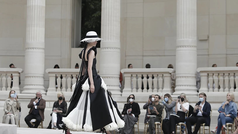 Ein Model geht während der Haute-Couture-Modenschau für die Herbst/Winter 2021/2022 Kollektion aus dem Modehaus Chanel über den Laufsteg. Foto: Lewis Joly/AP/dpa