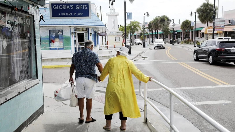 Nur wenige Fußgänger sind auf dem Dodecanese Boulevard unterwegs, während dort die meisten Geschäfte in Vorbereitung auf den Tropensturm «Elsa» geschlossen sind. Foto: Douglas R. Clifford/Tampa Bay Times/AP/dpa