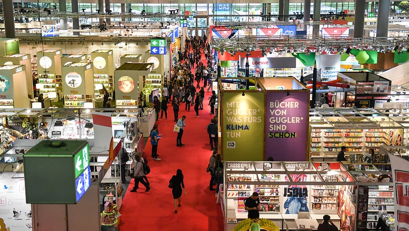 ARCHIV - Blick über eine Ausstellungshalle der Frankfurter Buchmesse. Foto: Jens Kalaene/dpa-Zentralbild/dpa Foto: Jens Kalaene/dpa-Zentralbild/dpa