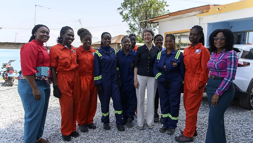 Bundesrätin Simonetta Sommaruga in Ghana mit jungen Frauen, die sich im Unternehmen Solartaxi zu Mechanikerinnen ausbilden lassen und Elektrofahrzeuge bauen.