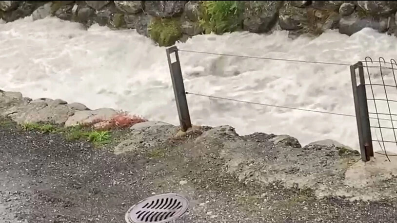 Der Screenshot eines Leservideos zeigt, dass auch die Ferrera bei Trun sehr viel Wasser führt.